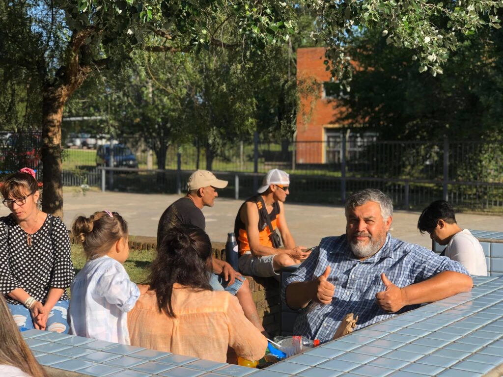 Personas reunidas en el patio de una institución educativa